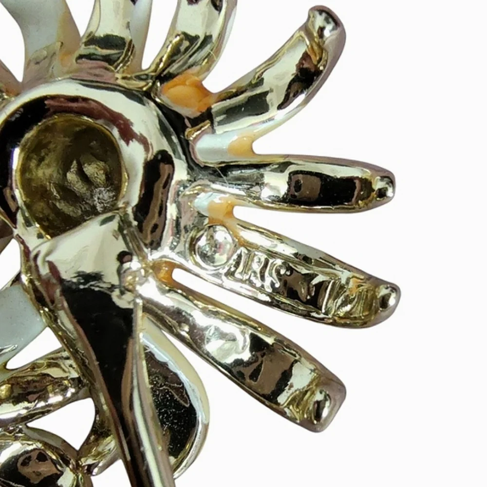BSK Daisy Floral Brooch With Rhinestone & Gold Accents